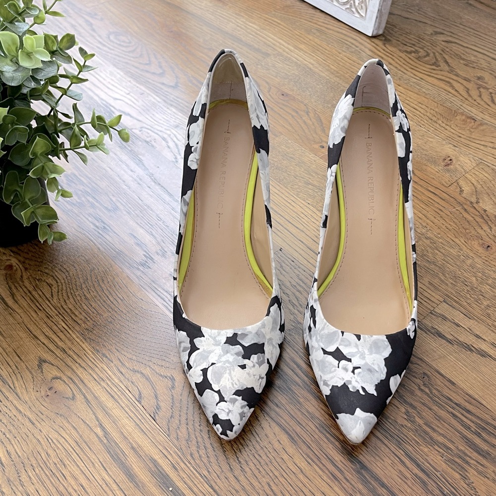 Banana Republic Flower Design Heel